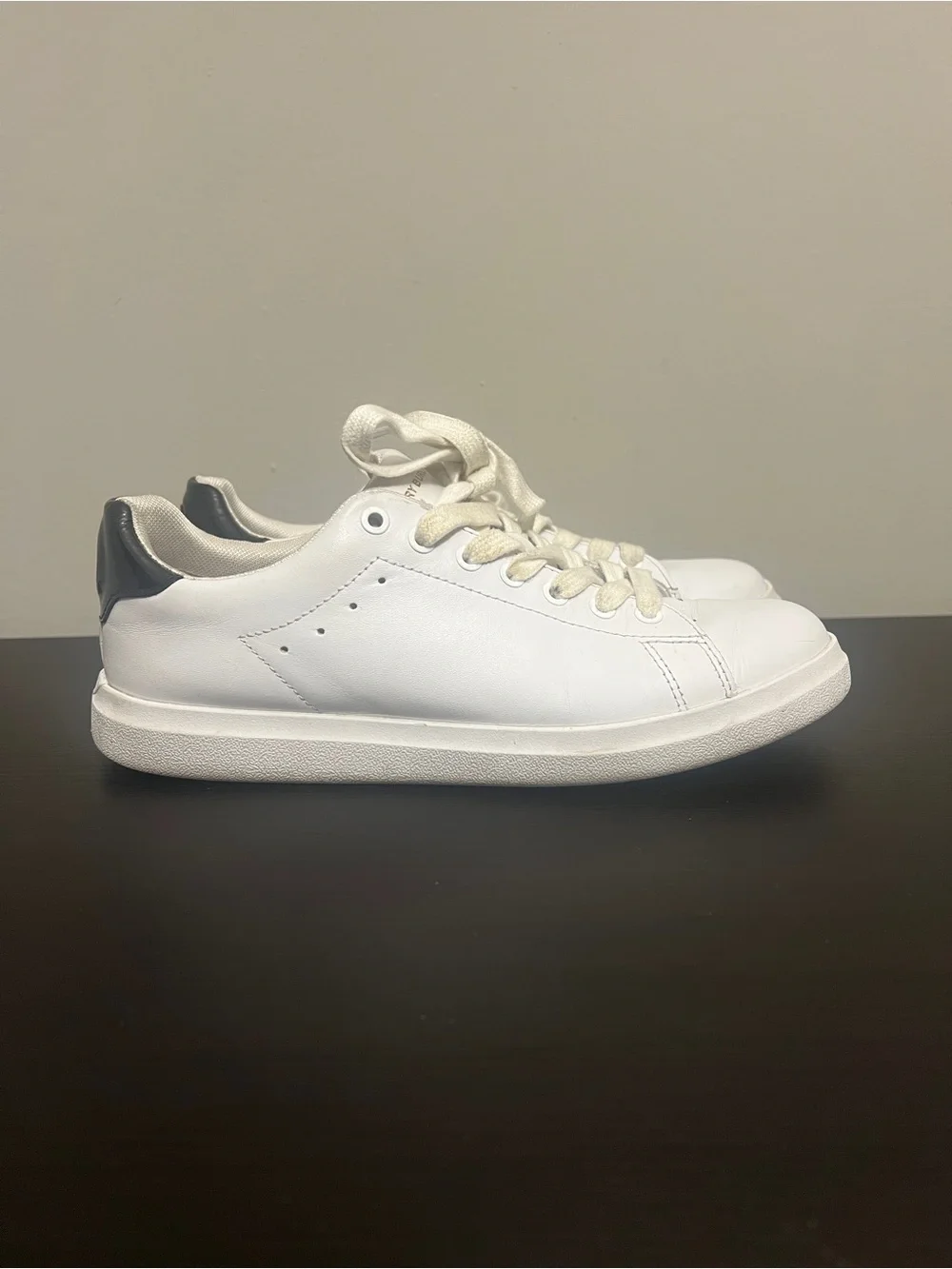 Tory Burch Howell Court Sneaker Size 6.5 White Black Leather Neutral Minimalist